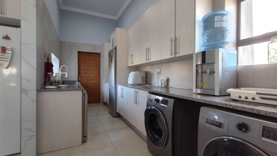 4 Bedroom Property for Sale in Outeniquasbosch Western Cape